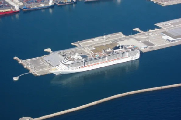 Un navire à quai au terminal de croisière de Marseille