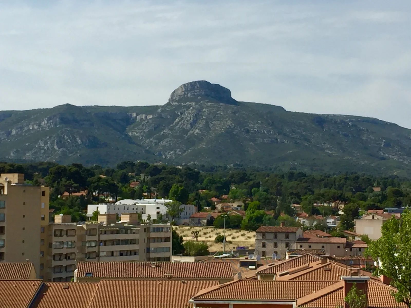 Le massif du Garlaban vu depuis Aubagne