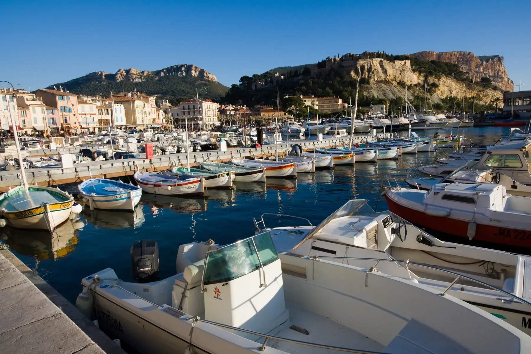 Le port de Cassis et ses façades provençales